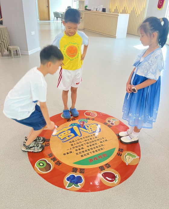 周日基礎(chǔ)班課間活動，孩子們最喜歡玩的蘿卜蹲游戲_副本.jpg