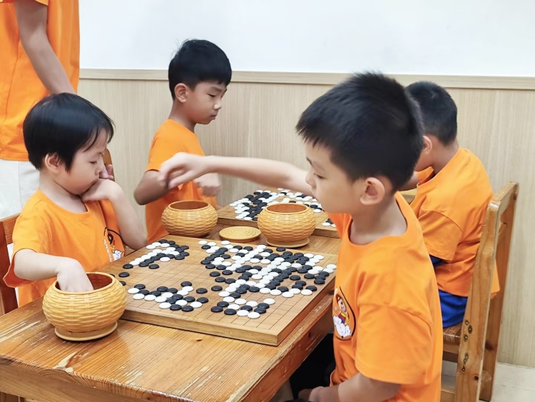 在棋盤上，執(zhí)掌風(fēng)云變化的小棋手_副本.jpg