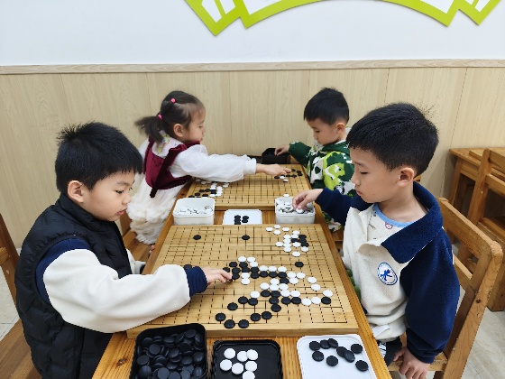 4、小棋手們兩兩對(duì)坐，眼神專注，正在認(rèn)真的思考每一步落子呢_副本.jpg
