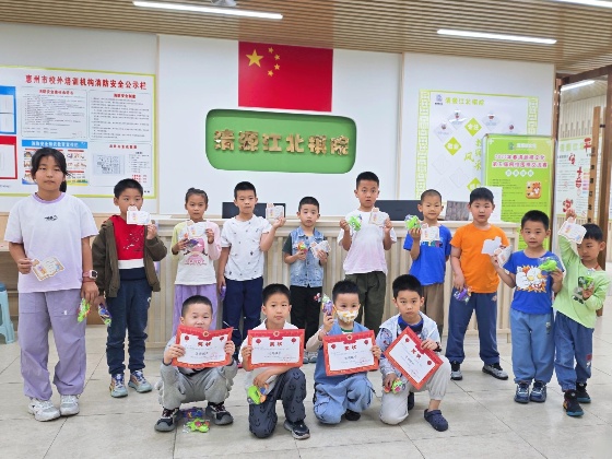 4、在本周，棋院給在上周獲得全勤的小棋手頒發(fā)了獎(jiǎng)狀和小禮物_副本.jpg