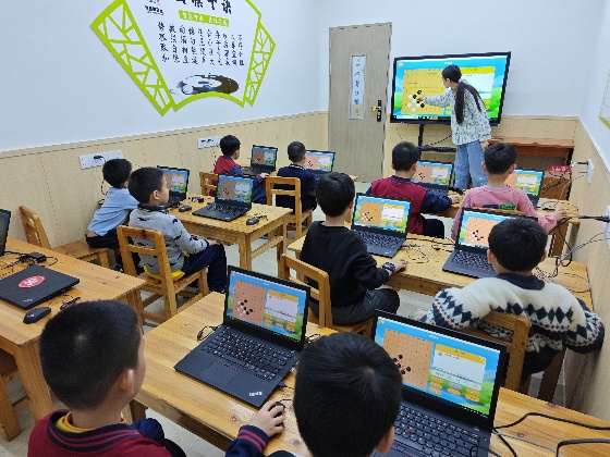 5、一起來(lái)看看我們?cè)诙嗝襟w課室上課的小棋手們的上課表現(xiàn)吧_副本.jpg