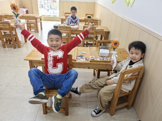 6、其中，棋院在發(fā)放小禮品時，給咱們小棋手們拍攝了一些照片，一起來看看吧~_副本.jpg